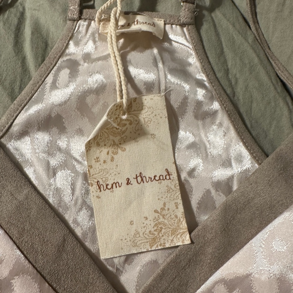NWT Hem & Thread top. - Picture 5 of 7
